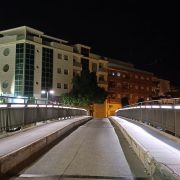 Orihuela recupera la iluminación de la pasarela de Los Arcos
