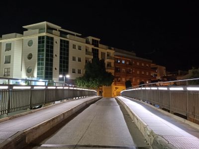 Orihuela recupera la iluminación de la pasarela de Los Arcos