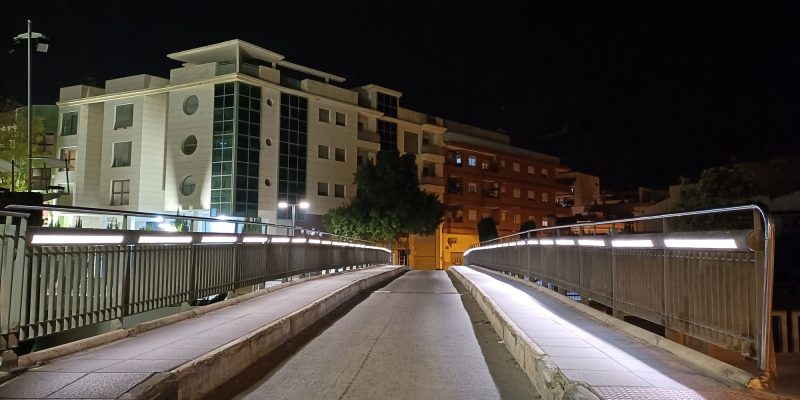 Orihuela recupera la iluminación de la pasarela de Los Arcos