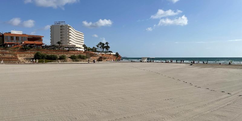 Orihuela habilita servicios esenciales en las playas para Semana Santa