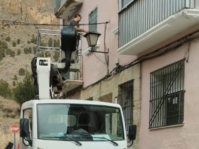 Orihuela repara las farolas del barrio de San Francisco