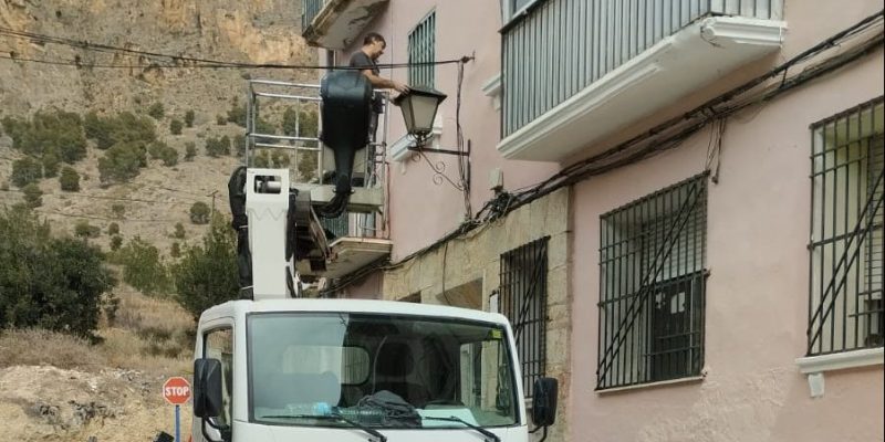 Orihuela repara las farolas del barrio de San Francisco