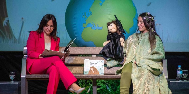 Albatera acogió con éxito la presentación del libro infantil "Gaia" de Imaculada Fuentes