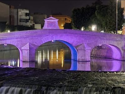El alumbrado morado del puente histórico de Rojales anuncia el inicio del Día de la Mujer