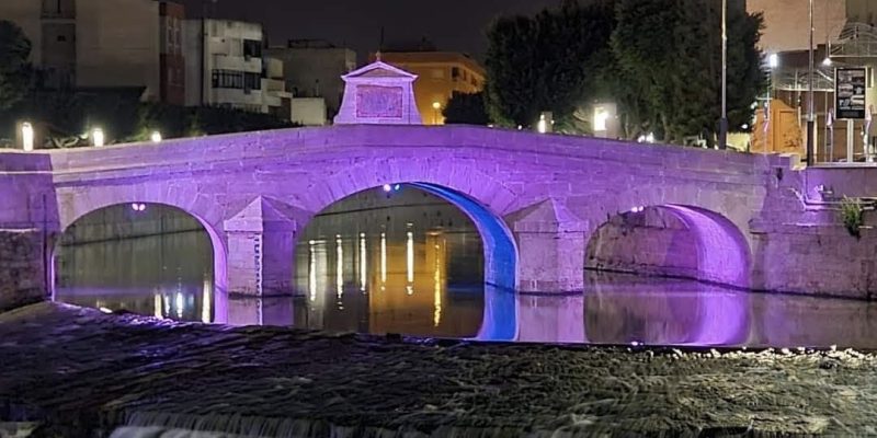 El alumbrado morado del puente histórico de Rojales anuncia el inicio del Día de la Mujer