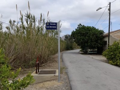 Orihuela trabaja en el acondicionamiento de la señalización de calles en diversas zonas
