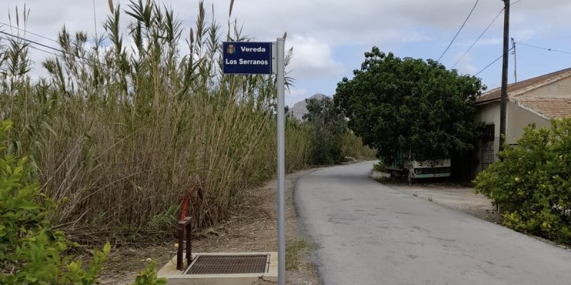 Orihuela trabaja en el acondicionamiento de la señalización de calles en diversas zonas