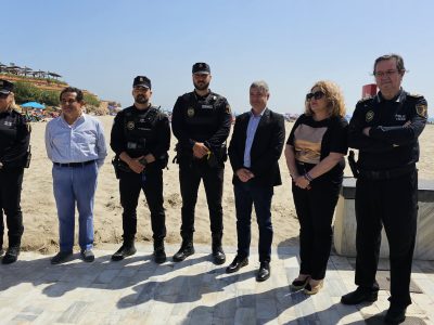 El alcalde de Orihuela homenajea a dos policías locales que salvaron la vida a cuatro bañistas