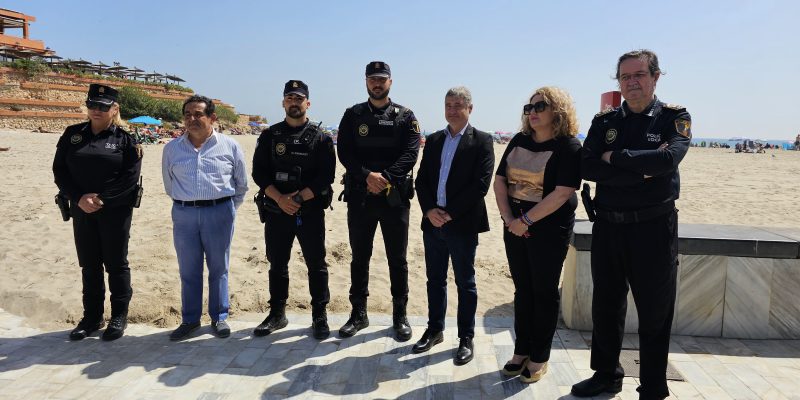 El alcalde de Orihuela homenajea a dos policías locales que salvaron la vida a cuatro bañistas