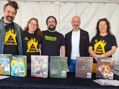 La Asociación La Esquina Amarilla dona 56 manuales de rol a una biblioteca de Torrevieja