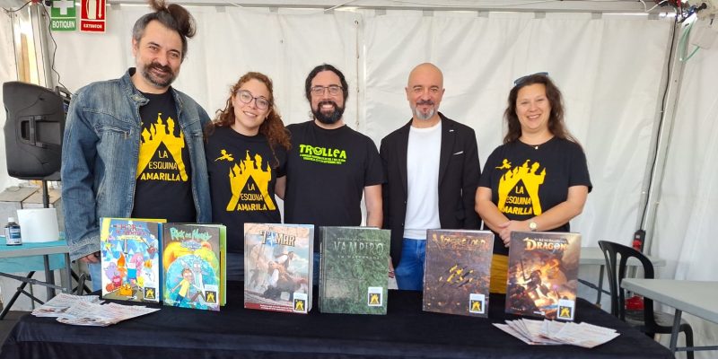 La Asociación La Esquina Amarilla dona 56 manuales de rol a una biblioteca de Torrevieja