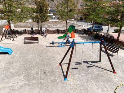 Orihuela prepara el equipamiento de cinco de sus parques infantiles
