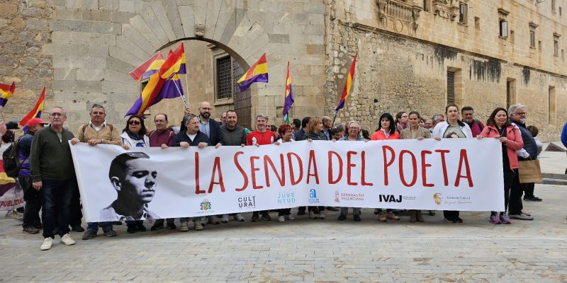 La Senda del Poeta arranca desde Orihuela con miles de senderistas