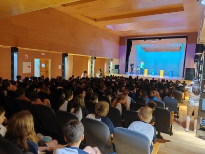 Cerca de 200 escolares de Orihuela participan en una actividad para conmemorar el Día Mundial del Reciclaje en un acto que ha tenido lugar en el Auditorio de La Lonja