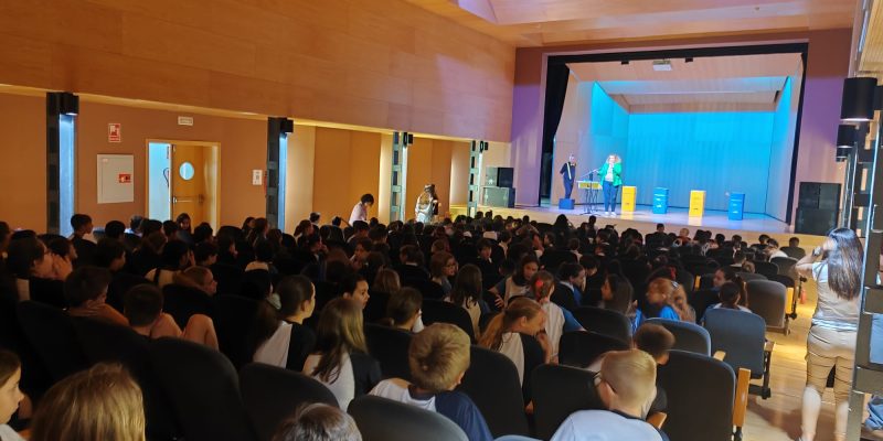 Cerca de 200 escolares de Orihuela participan en una actividad para conmemorar el Día Mundial del Reciclaje en un acto que ha tenido lugar en el Auditorio de La Lonja