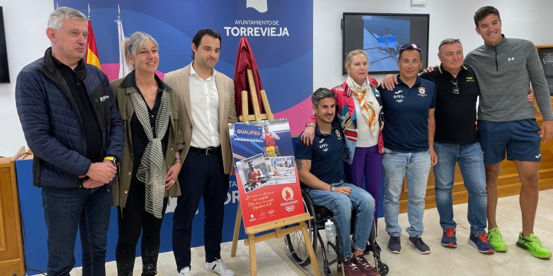 El alcalde de Torrevieja recibe al remero Javier García que estará en los Juegos Paralímpicos de París
