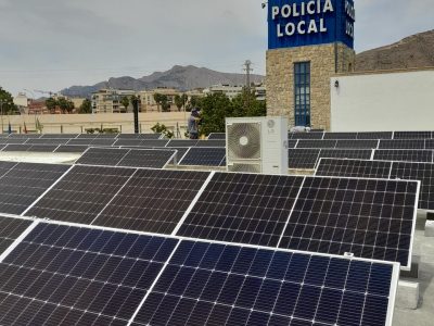 Orihuela finaliza la instalación fotovoltaica en el edificio de la Policía Local
