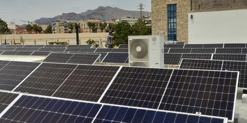 Orihuela finaliza la instalación fotovoltaica en el edificio de la Policía Local