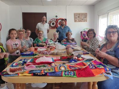 La Asociación de Mujeres "Virgen de Fátima" decora San Isidro con sombrajes de ganchillo