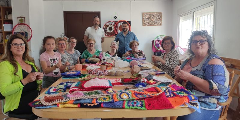 La Asociación de Mujeres "Virgen de Fátima" decora San Isidro con sombrajes de ganchillo