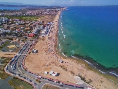 Torrevieja renueva las seis banderas azules de sus playas