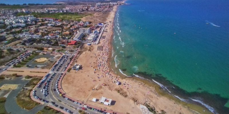 Torrevieja renueva las seis banderas azules de sus playas