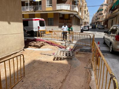 Torrevieja ensancha las aceras y mejora la accesibilidad en la calle Caballero de Rodas