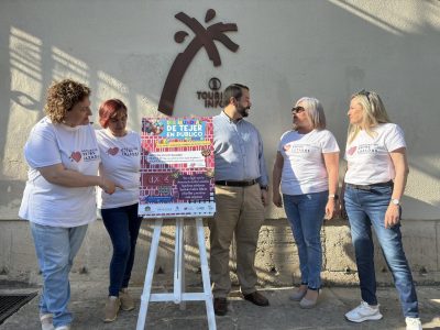 Orihuela viste de ganchillo la Plaza del Carmen por el Día de Tejer en Público