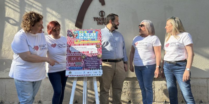 Orihuela viste de ganchillo la Plaza del Carmen por el Día de Tejer en Público
