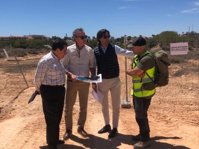 Orihuela supervisa los trabajos de recuperación de la microrreserva en Cala Mosca