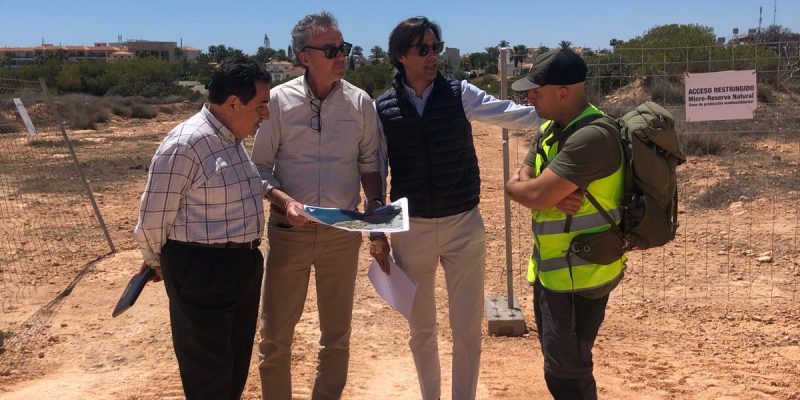 Orihuela supervisa los trabajos de recuperación de la microrreserva en Cala Mosca