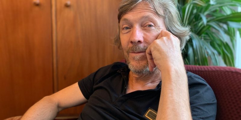 José Iniesta presenta en Orihuela su poemario "Un tigre sin selva"