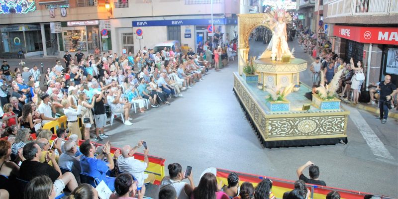 Nuria de Fidel Chazarra gana el concurso de la portada de libro de las fiestas de Rojales