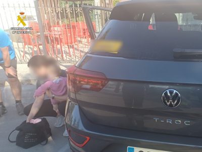 La Guardia Civil rescata en Torrevieja a una bebé que se quedó encerrada en un coche