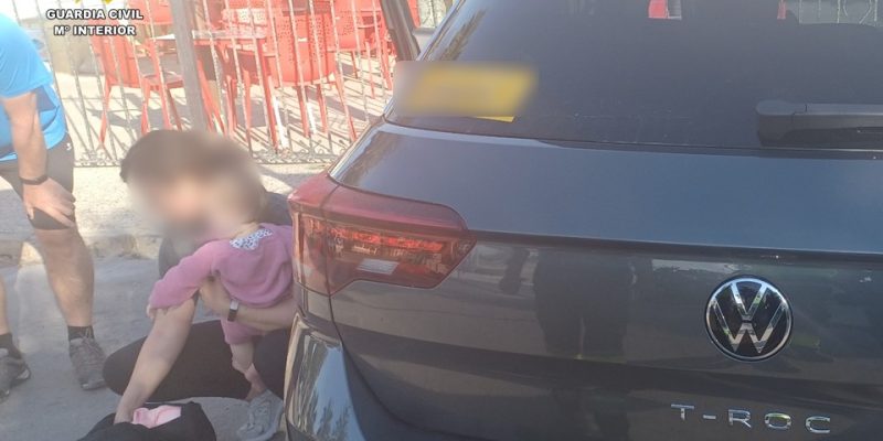 La Guardia Civil rescata en Torrevieja a una bebé que se quedó encerrada en un coche