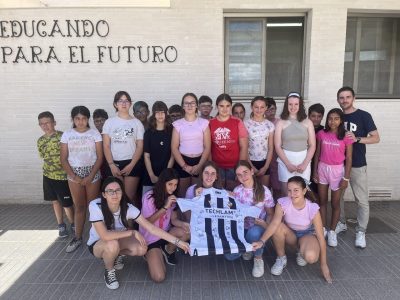El CD Castellón entrega al Colegio de Hurchillo una camiseta firmada por sus jugadores
