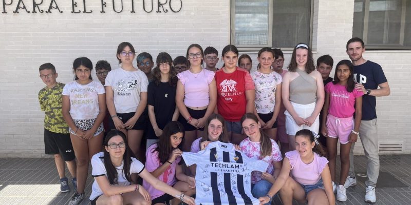 El CD Castellón entrega al Colegio de Hurchillo una camiseta firmada por sus jugadores