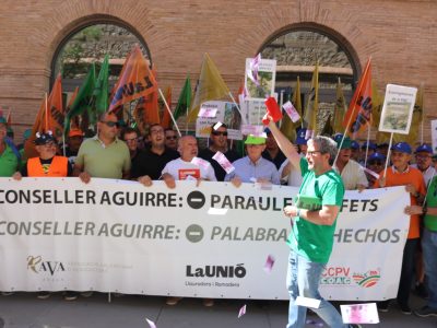 Más de 300 agricultores se han concentrado ante la Conselleria de Agricultura