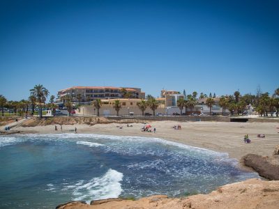 La Concejalía de Costa del Ayuntamiento de Orihuela informa que, tras los análisis del vertido aparecido esta semana en la playa Cala Mosca, se ha determinado que la calidad del agua es correcta y apta para el baño.