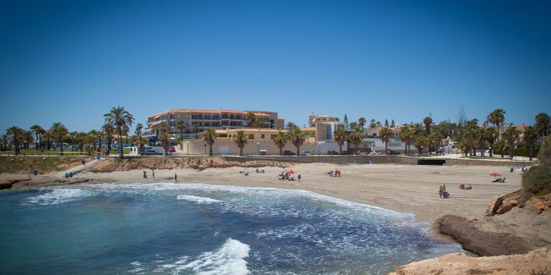 La Concejalía de Costa del Ayuntamiento de Orihuela informa que, tras los análisis del vertido aparecido esta semana en la playa Cala Mosca, se ha determinado que la calidad del agua es correcta y apta para el baño.