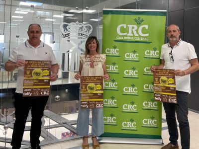 La Concejala de Deportes de Almoradí, Carmen Berná, presenta junto al presidente del Club de Tenis, Miguel Ángel Ferri y el director de zona de Caja Rural Central Vega Baja, Javier Fabregat, el “II Open de Tenis Villa de Almoradí”