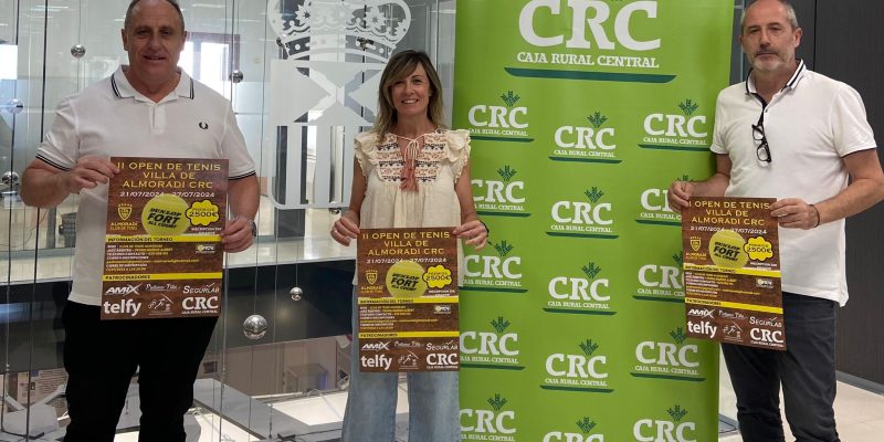 La Concejala de Deportes de Almoradí, Carmen Berná, presenta junto al presidente del Club de Tenis, Miguel Ángel Ferri y el director de zona de Caja Rural Central Vega Baja, Javier Fabregat, el “II Open de Tenis Villa de Almoradí”