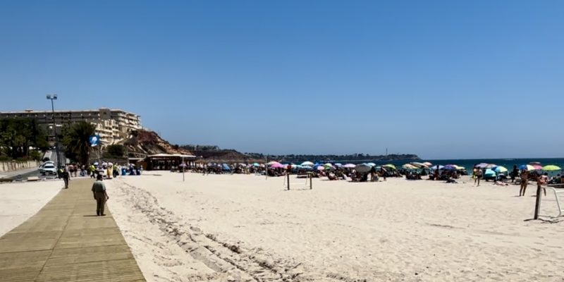 Reabre al baño la playa La Glea de Orihuela tras su cierre temporal