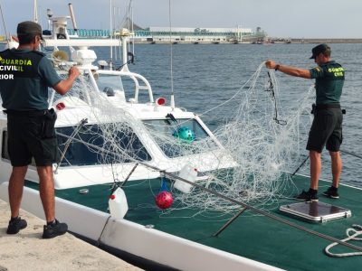 La Guardia Civil retira un palangre casero ilegal en la costa de Torrevieja