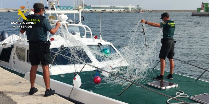 La Guardia Civil retira un palangre casero ilegal en la costa de Torrevieja
