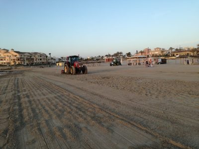 Orihuela refuerza el servicio de limpieza en la costa con más medios materiales y humanos