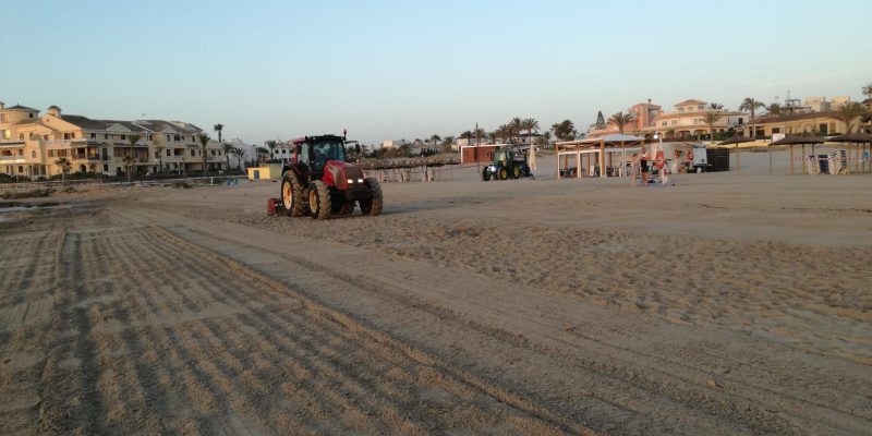 Orihuela refuerza el servicio de limpieza en la costa con más medios materiales y humanos