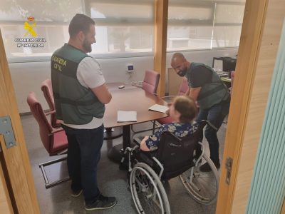 Detenida una pareja por estafar a sus familiares mayores y con discapacidad en Almoradí