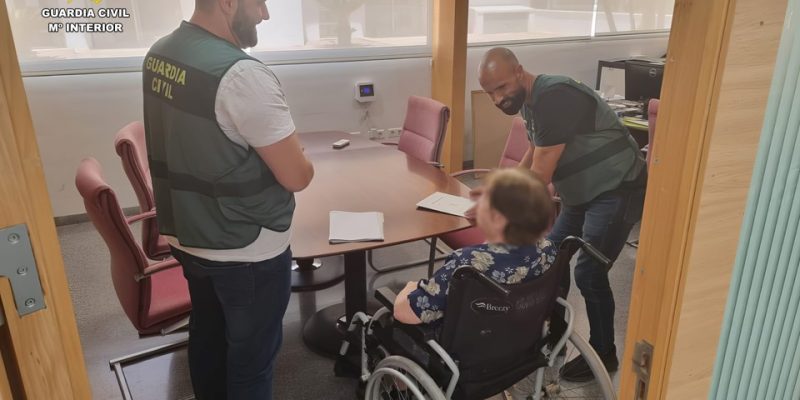 Detenida una pareja por estafar a sus familiares mayores y con discapacidad en Almoradí