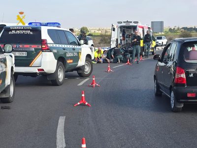 La Guardia Civil auxilia a un motorista herido en la CV-905 de Torrevieja
